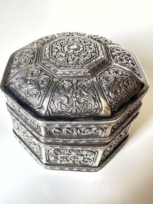 Doos - Dekseldoos - 1e gehalte zilver, Antiek en Kunst, Antiek | Goud en Zilver