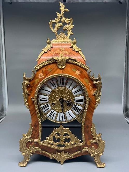 Klok - Cartel-Uhr im Louis-XV-Stil mit Intarsien -   Brons,, Antiek en Kunst, Antiek | Klokken