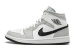 Air Jordan 1 Mid Light Smoke Grey Black - Maat 37.5 EU, Kleding | Heren, Ophalen of Verzenden, Nieuw, Jordan