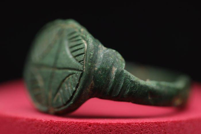 Middeleeuwen, kruisvaardersperiode Bronze Adellijk Ring -, Antiek en Kunst, Antiek | Overige Antiek