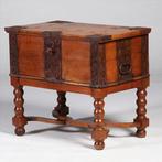 Scandinavische kist op onderstel met kruis en met ijzer besl, Antiek en Kunst, Antiek | Meubels | Tafels, Ophalen of Verzenden