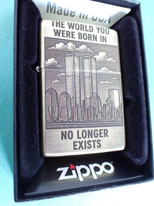 Zippo - Zippo Custom - Never Forget - Zonder Minimumprijs -, Verzamelen, Rookartikelen, Aanstekers en Luciferdoosjes