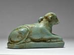 Oud-Egyptisch Faience Grote amulet van een liggend kalf - 52, Antiek en Kunst