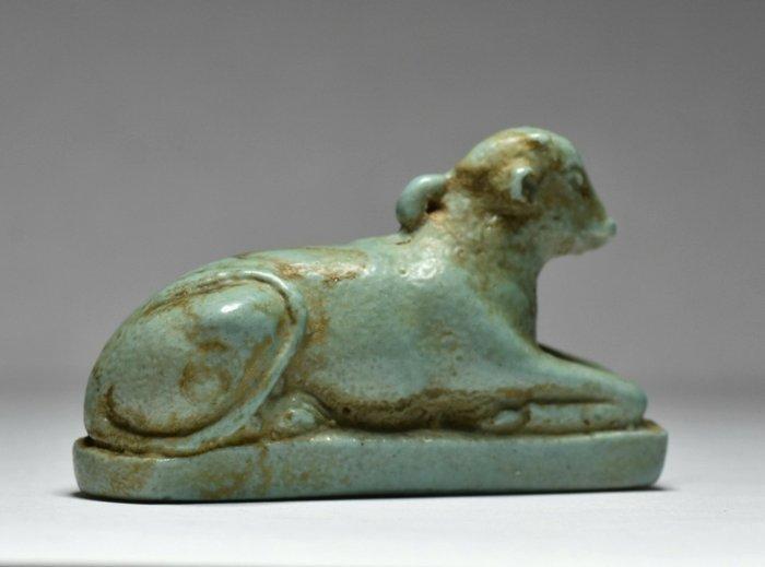 Oud-Egyptisch Faience Grote amulet van een liggend kalf - 52, Antiek en Kunst, Antiek | Overige Antiek