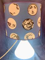 Tafellamp - Fornasetti stof lampenkap. Tweelichts lamp -, Antiek en Kunst
