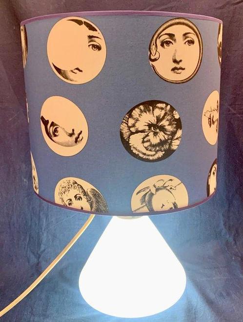 Tafellamp - Fornasetti stof lampenkap. Tweelichts lamp -, Antiek en Kunst, Antiek | Meubels | Stoelen en Banken