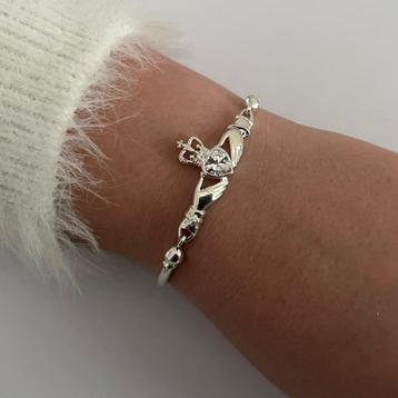 Zilveren Claddagh armband beschikbaar voor biedingen