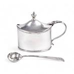 George III large sterling silver oval mustard pot with spoon, Antiek en Kunst