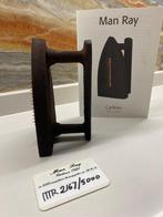 Man Ray (1890-1976) - sculptuur, Cadeau - 17 cm - IJzer -, Antiek en Kunst, Antiek | Overige Antiek