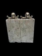 Boekensteunen (2) - Brons, Marmer - Memento mori