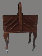 Naaidoos - Oude naaidoos van hout op wielen en draaggreep,