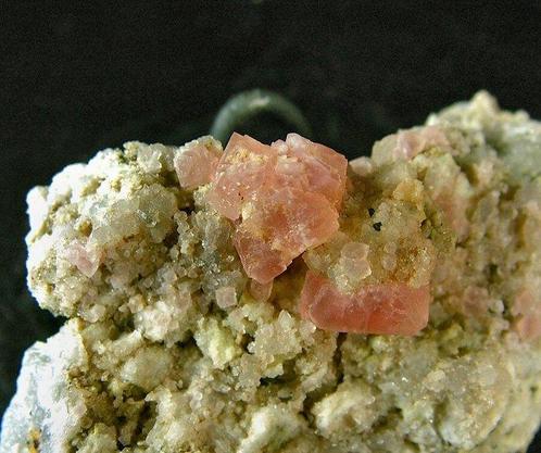CW1600 Rara Fluoriet roze op Veldspaat met Chloriet, Verzamelen, Mineralen en Fossielen