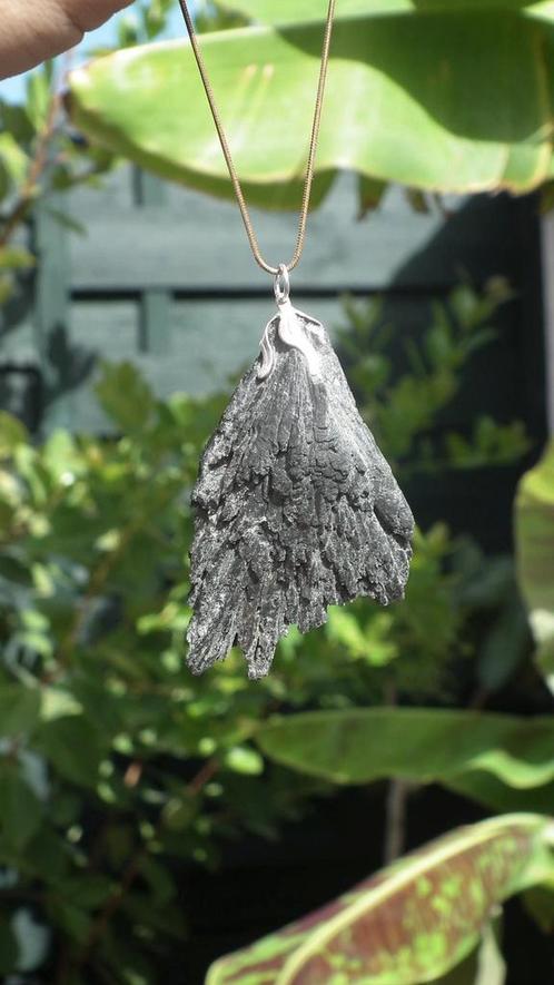 Ruwe Zwarte Kyaniet hanger, Verzamelen, Mineralen en Fossielen, Mineraal, Verzenden