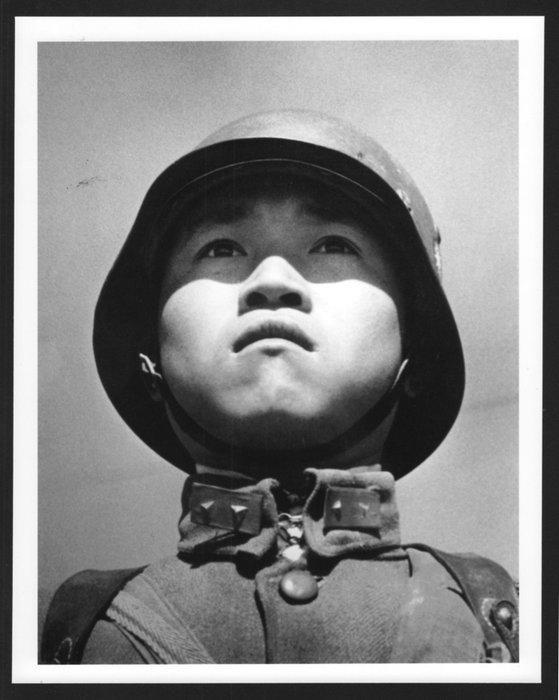 Robert Capa (1913–1954) - Boy soldier, Hankou, China 1938, Antiek en Kunst, Kunst | Designobjecten