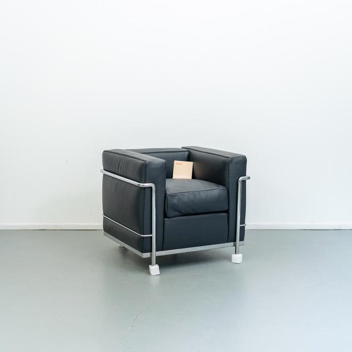2x Cassina LC2 Le Corbusier Fauteuil Zwart Leer - Chroom, Huis en Inrichting, Fauteuils, Minder dan 75 cm, Nieuw, 75 tot 100 cm