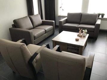 Set van 2 leren banken met houten poten - bruin leer beschikbaar voor biedingen