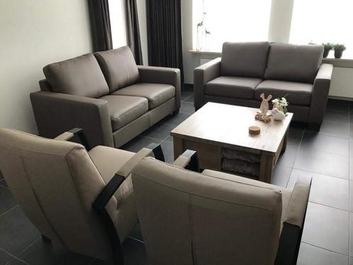 Set van 2 leren banken met houten poten - bruin leer, Huis en Inrichting, Banken | Bankstellen, 150 tot 200 cm, 75 tot 100 cm