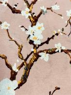Elegante en delicaat stof met amandelbloesemmotief op