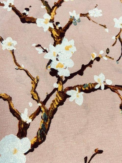 Elegante en delicaat stof met amandelbloesemmotief op, Antiek en Kunst, Antiek | Kleden en Textiel