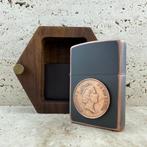 Zippo - Black & Copper Tone – Queen Elizabeth II Coin Emblem, Nieuw