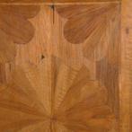 Blond Kruisvoetkabinet ca 1690 op foedraalpoten met geometri, Antiek en Kunst, Antiek | Meubels | Kasten, Ophalen of Verzenden