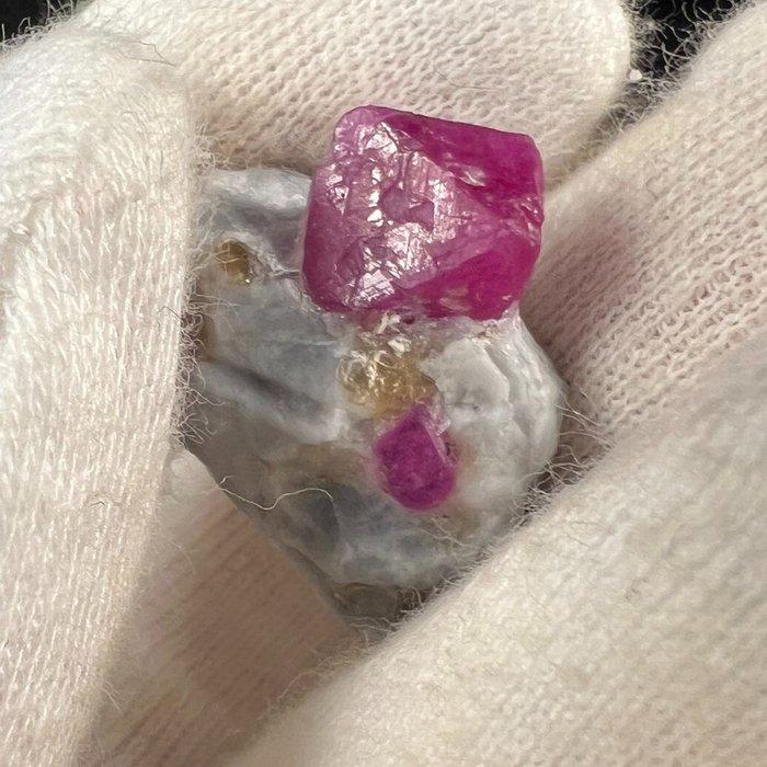 Rubine op matrix – opvallende kristal in uitstekende grootte, Verzamelen, Mineralen en Fossielen