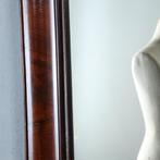 Strakke Biedermeier spiegel met holle bloemmahonie lijst ca, Ophalen of Verzenden