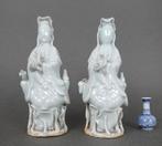 Figuur - A Pair Seated Guanyin on Raised Lotus Throne