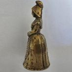 België. Tafelbel (1) Oudere dame in jurk met schort ca.