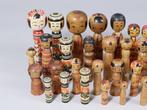 Grote verzameling van 56 kleine Kokeshi-poppen – inclusief