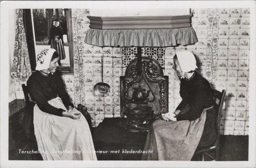 TERSCHELLING - Interieur met Klederdracht, Verzamelen, Ansichtkaarten | Nederland, Verzenden