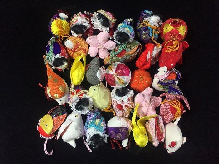 Japanese - Beeld, Set of 30 / Japanese Vintage Chirimen Silk, Antiek en Kunst, Antiek | Speelgoed