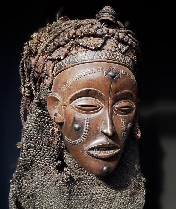 Prachtig Mwana Pwo masker - Chokwe - Angola, Antiek en Kunst, Kunst | Niet-Westerse kunst