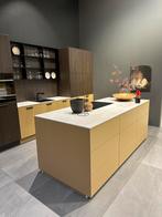 Nolte showroomkeuken – NEO leaf/caramel incl. Apparaten, Huis en Inrichting, Keuken | Complete keukens, Geel, Nieuw, Kunststof