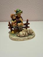 Goebel - M.I. Hummel - Figuur - Kinder auf Zaun mit Schafen