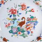 Bord - Assiette en porcelaine aux émaux de la Famille Rose à, Antiek en Kunst