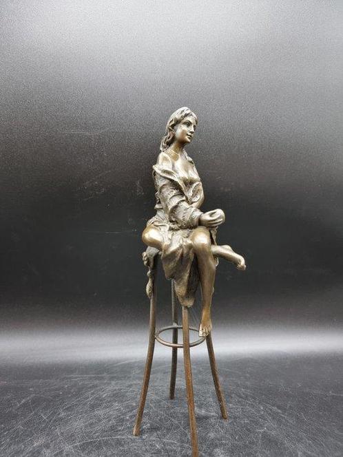 Beeld, Bronze Lady on Barstool 27cm - 27 cm - Brons, Antiek en Kunst, Kunst | Designobjecten