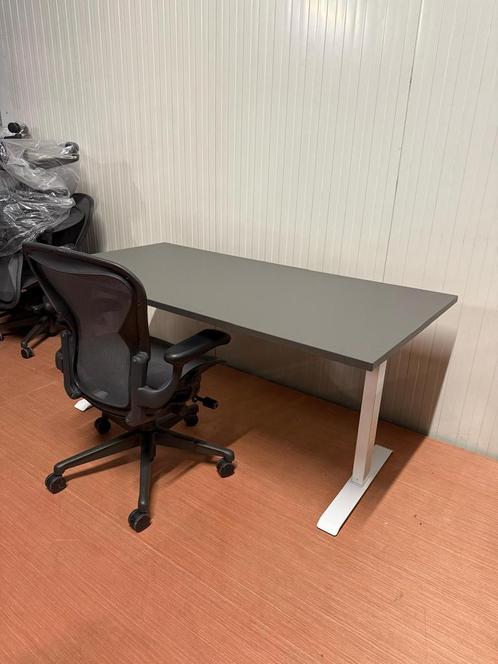 Zit Sta Bureau in Herman Miller Antraciet - Nieuw, Huis en Inrichting, Bureaus, Stabureau, Nieuw, Elektrisch, In hoogte verstelbaar