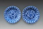 Een zeldzaam paar Chinese porseleinen blauw-witte ‘krab’