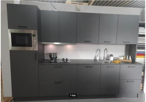 Luxe donker grijs- kleurige, showroomkeuken met zwarte grep, Huis en Inrichting, Keuken | Complete keukens, Kunststof, Grijs, Nieuw