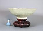 Kom - Conical Celadon Bowl with Incised Floral Decoration -, Antiek en Kunst