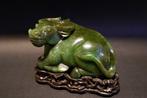 Een fijn groen hardstenen beeldje van een dier met originele