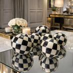 Decoratief ornament (6) - Bollen met zwart-wit inlegwerk -