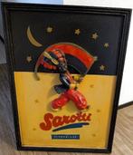 Een kunstvol versierd reliëfbeeld van het bedrijf Sarotti. -