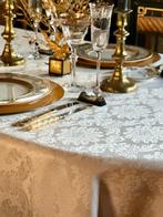 Damast wit tafelkleed voor ruime tafels, damast met bloemen.