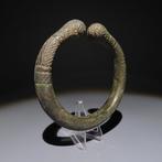 Midden-Oosten Brons Versierde armband. 2e - 1e millennium