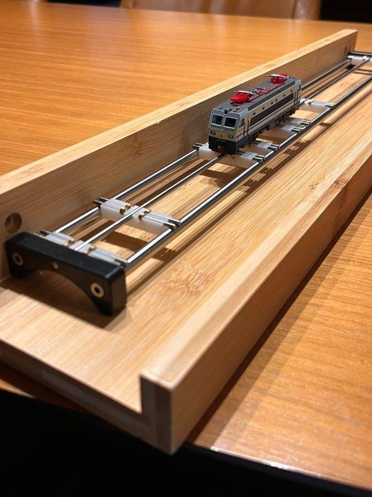 DBD N N - Model treinbevestiging (1) - Houten voetstuk met, Hobby en Vrije tijd, Modeltreinen | N-Spoor