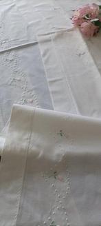 Elegant volledig beddengoedset met lakens en kussenslopen