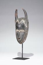 Een houten masker - Guro - Ivoorkust (Zonder minimumprijs)