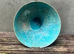 Turquoise keramieken schaaltje met gemodelleerd decor onder, Antiek en Kunst